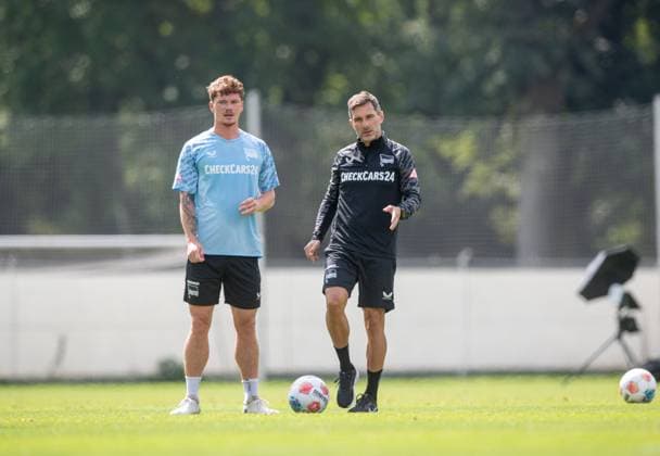 Fussball, Herren, Saison 2025 26, 2. Bundesliga, Hertha BSC, Training, v.l. Sebastian Grönning (Hertha BSC), Trainer Stefan Leitl (Hertha BSC), 20.08. 2025,