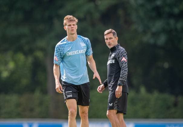 Fussball, Herren, Saison 2025 26, 2. Bundesliga, Hertha BSC, Training, v.l. Luca Schuler (Hertha BSC), Trainer Stefan Leitl (Hertha BSC), 20.08. 2025,