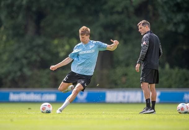 Fussball, Herren, Saison 2025 26, 2. Bundesliga, Hertha BSC, Training, v.l. Luca Schuler (Hertha BSC), Trainer Stefan Leitl (Hertha BSC), 20.08. 2025,