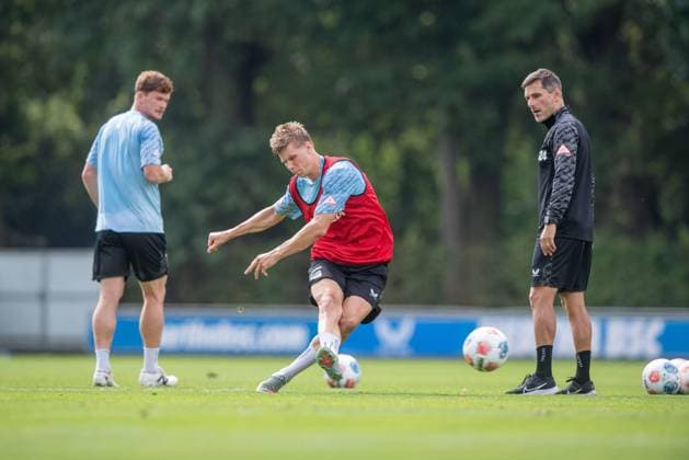 Fussball, Herren, Saison 2025 26, 2. Bundesliga, Hertha BSC, Training, v.l. Sebastian Grönning (Hertha BSC), Luca Schuler (Hertha BSC), Trainer Stefan Leitl (Hertha BSC), 20.08. 2025,