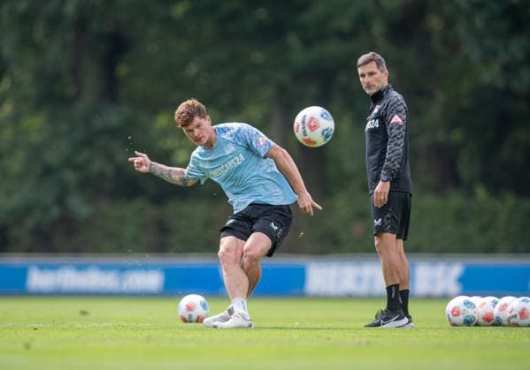 Fussball, Herren, Saison 2025 26, 2. Bundesliga, Hertha BSC, Training, v.l. Sebastian Grönning (Hertha BSC), Trainer Stefan Leitl (Hertha BSC), 20.08. 2025,