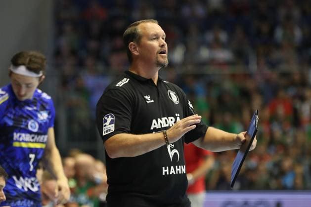20.08.2025, xgox, Handball - Hummel Cup SC Magdeburg - TVB Stuttgart emspor, v.l. Misha Kaufmann (Stuttgart, Trainer) gibt Anweisungen, gestikuliert mit den Armen, gesticulate, gives instructions Magdeburg