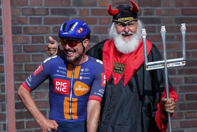 Radsport UCI ProSeries Men Elite LIDL Deutschland Tour 2025 Etappe 1 Essen - Herford am 20.08.2025 John Degenkolb ( TEAM PICNIC POSTNL ), links - Didi Senft El Diablo, rechts *** Cycling UCI ProSeries Men Elite LIDL Deutschland Tour 2025 Stage 1 Essen Herford on 20 08 2025 John Degenkolb TEAM PICNIC POSTNL , left Didi Senft El Diablo, right xJRx