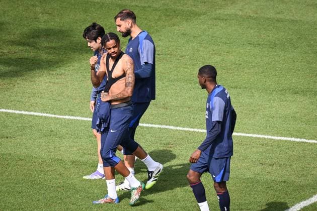 Ligue 1 PSG training before facing ANGERS SCO - FA Paris Saint-Germain’s goalkeeper Gianluigi Donnarumma looks on next to Paris Saint-Germain’s midfielder Lee Kang-in and Paris Saint-Germain’s forward Bradley Barcola during a training session at the PSG Campus on August 21, 2025, before the French L1 football match between Paris Saint-Germain and Angers SCO at the Parc des Princes stadium in Paris on August 22, 2025. Photo by Firas Abdullah ABACAPRESS.COM Paris Île-de-France France  Copyright: xAbdullahxFiras ABACAx