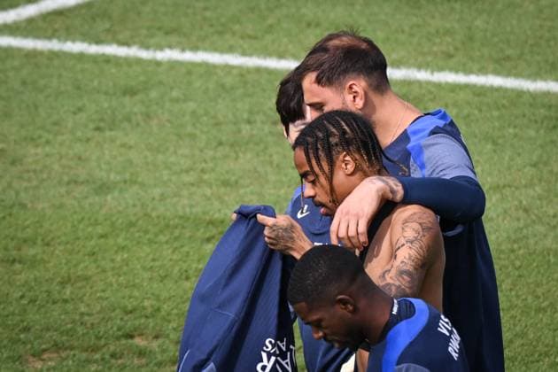 Ligue 1 PSG training before facing ANGERS SCO - FA Paris Saint-Germain’s goalkeeper Gianluigi Donnarumma looks on next to Paris Saint-Germain’s midfielder Lee Kang-in and Paris Saint-Germain’s forward Bradley Barcola during a training session at the PSG Campus on August 21, 2025, before the French L1 football match between Paris Saint-Germain and Angers SCO at the Parc des Princes stadium in Paris on August 22, 2025. Photo by Firas Abdullah ABACAPRESS.COM Paris Île-de-France France  Copyright: xAbdullahxFiras ABACAx