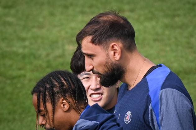 Ligue 1 PSG training before facing ANGERS SCO - FA Paris Saint-Germain’s midfielder Lee Kang-in looks on with Paris Saint-Germain’s goalkeeper Gianluigi Donnarumm during a training session at the PSG Campus on August 21, 2025, before the French L1 football match between Paris Saint-Germain and Angers SCO at the Parc des Princes stadium in Paris on August 22, 2025. Photo by Firas Abdullah ABACAPRESS.COM Paris Île-de-France France  Copyright: xAbdullahxFiras ABACAx