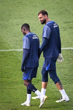 Ligue 1 PSG training before facing ANGERS SCO - FA Paris Saint-Germain’s goalkeeper Gianluigi Donnarumma talks with Paris Saint-Germain’s forward Ousmane Dembele during a training session at the PSG Campus on August 21, 2025, before the French L1 football match between Paris Saint-Germain and Angers SCO at the Parc des Princes stadium in Paris on August 22, 2025. Photo by Firas Abdullah ABACAPRESS.COM Paris Île-de-France France  Copyright: xAbdullahxFiras ABACAx