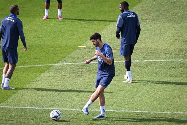 Ligue 1 PSG training before facing ANGERS SCO - FA Paris Saint-Germain’s midfielder Fabian Ruiz kicks the ball during a training session at the PSG Campus on August 21, 2025, before the French L1 football match between Paris Saint-Germain and Angers SCO at the Parc des Princes stadium in Paris on August 22, 2025. Photo by Firas Abdullah ABACAPRESS.COM Paris Île-de-France France  Copyright: xAbdullahxFiras ABACAx