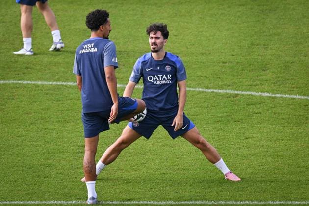 Ligue 1 PSG training before facing ANGERS SCO - FA Paris Saint-Germain’s defender Marquinhos speaks with Paris Saint-Germain’s midfielder Vitinha during a training session at the PSG Campus on August 21, 2025, before the French L1 football match between Paris Saint-Germain and Angers SCO at the Parc des Princes stadium in Paris on August 22, 2025. Photo by Firas Abdullah ABACAPRESS.COM Paris Île-de-France France  Copyright: xAbdullahxFiras ABACAx