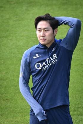 Ligue 1 PSG training before facing ANGERS SCO - FA Paris Saint-Germain’s midfielder Lee Kang-in looks on during a training session at the PSG Campus on August 21, 2025, before the French L1 football match between Paris Saint-Germain and Angers SCO at the Parc des Princes stadium in Paris on August 22, 2025. Photo by Firas Abdullah ABACAPRESS.COM Paris Île-de-France France  Copyright: xAbdullahxFiras ABACAx
