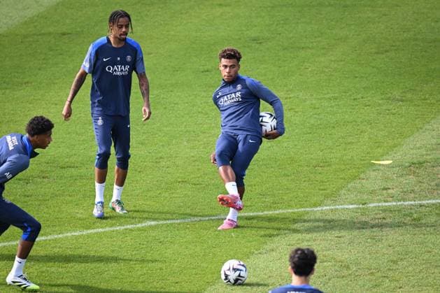 Ligue 1 PSG training before facing ANGERS SCO - FA Paris Saint-Germain’s forward Desire Doue kicks the ball next to Paris Saint-Germain’s forward Bradley Barcola during a training session at the PSG Campus on August 21, 2025, before the French L1 football match between Paris Saint-Germain and Angers SCO at the Parc des Princes stadium in Paris on August 22, 2025. Photo by Firas Abdullah ABACAPRESS.COM Paris Île-de-France France  Copyright: xAbdullahxFiras ABACAx