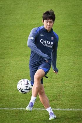 Ligue 1 PSG training before facing ANGERS SCO - FA Paris Saint-Germain’s midfielder Lee Kang-in kicks the ball during a training session at the PSG Campus on August 21, 2025, before the French L1 football match between Paris Saint-Germain and Angers SCO at the Parc des Princes stadium in Paris on August 22, 2025. Photo by Firas Abdullah ABACAPRESS.COM Paris Île-de-France France  Copyright: xAbdullahxFiras ABACAx