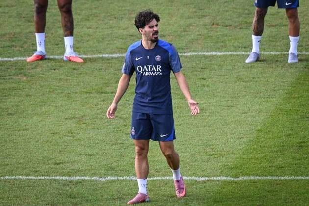 Ligue 1 PSG training before facing ANGERS SCO - FA Paris Saint-Germain’s midfielder Vitinha looks on during a training session at the PSG Campus on August 21, 2025, before the French L1 football match between Paris Saint-Germain and Angers SCO at the Parc des Princes stadium in Paris on August 22, 2025. Photo by Firas Abdullah ABACAPRESS.COM Paris Île-de-France France  Copyright: xAbdullahxFiras ABACAx