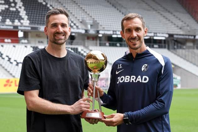 Julian Schuster (SC Freiburg, Trainer) und Kicker-Reporter Carsten Schröter-Lorenz, Julian Schuster hat die vom kicker und dem Verband Deutscher Sportjournalisten organisierte Wahl zur Trainer des Jahres in diesem Jahr gewonnen , Deutschland, Fussball, 1. Bundesliga, Kicker Ehrung zum Trainer des Jahres , 21.08.2025, Europa-Park Stadion, Freiburg im Breisgau, Deutschland Freiburg im Breisgau Europa-Park Stadion Baden-Württemberg Deutschland *** Julian Schuster SC Freiburg, coach and kicker reporter Carsten Schröter Lorenz, Julian Schuster has won this years coach of the year award organized by kicker and the Association of German Sports Journalists , Germany, Football, 1 Bundesliga, Kicker Coach of the Year Award , 21 08 2025, Europa Park Stadium, Freiburg im Breisgau, Germany Freiburg im Breisgau Europa Park Stadium Baden Württemberg Germany Copyright: xGrantxHubbsx