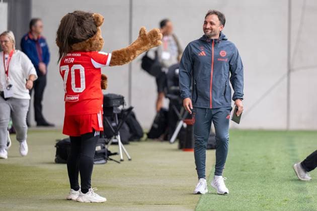 Cheftrainer Jose Barcala (FC Bayern Muenchen Frauen) mit Maskotchen , FC Bayern Frauen Muenchen - Real Madrid, Google Pixel Frauenbundesliga, Freundschaftsspiel Testspiel, 21.08.25 DFB regulations prohibit any use of photographs as image sequences and or quasi-video. (kolbert-press) Muenchen Bayern Deutschland