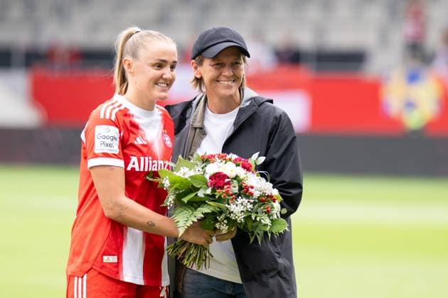 Georgia Stanway 31 (FC Bayern Muenchen Frauen) wird von Direktorin Bianca Rech (FC Bayern) geehrt, FC Bayern Frauen Muenchen - Real Madrid, Google Pixel Frauenbundesliga, Freundschaftsspiel Testspiel, 21.08.25 DFB regulations prohibit any use of photographs as image sequences and or quasi-video. (kolbert-press) Muenchen Bayern Deutschland