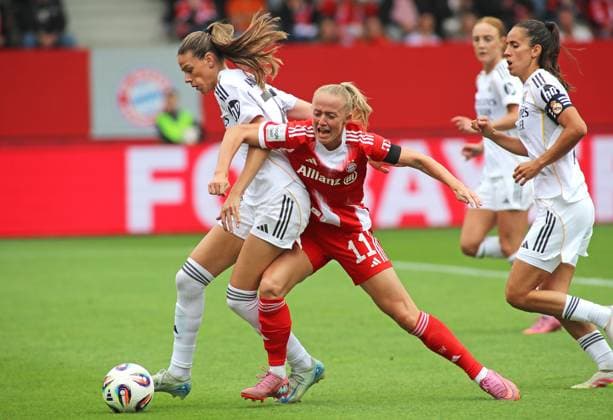 Fussball, Frauen, Testspiel, Saison 2025 2026, FC Bayern München - Real Madrid, Campus Bella Astrid Christina Andersson (Real Madrid) (li.) foult Lea Schüller Schueller (FC Bayern München) (re.) im Strafruam, danach gab es Elfmeter