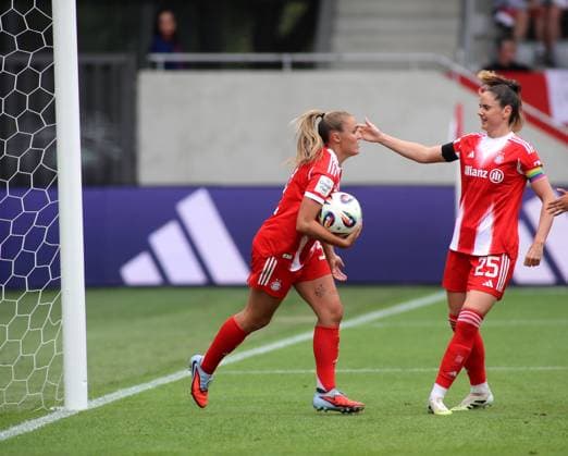 Fussball, Frauen, Testspiel, Saison 2025 2026, FC Bayern München - Real Madrid, Campus 1:0 durch Georgia Stanway (FC Bayern München) (li.) per Elfmeter, Strafstoss, hier mit Sarah Zadrazil (FC Bayern München) (re.)