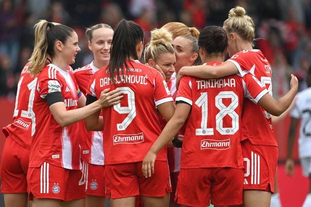 kollektiver Torjube um Linda DALLMANN (FCB) nach Tor zum 2-0, Jubel,Freude,Begeisterung,Aktion, Fussball Testspiel FC Bayern Muenchen Frauen - Real Madrid am 21.08.2025 FC Bayern Campus. Fussball 1. Bundesliga,Saison 2024 2025.