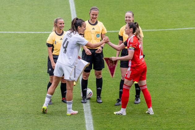 Die Kapitaeninen Rocio Galvez Luna (Real Madrid CF, 4) und Sarah Zadrazil (FC Bayern Muenchen Frauen, 25) tauschen die Wimpel Vereinswimpel vor der Partie aus GER, FC Bayern Muenchen Frauen vs. Real Madrid CF, Fussball, Frauen, Testspiel, Saison 2025 2026, 21.08.2025. (DFL DFB REGULATIONS PROHIBIT ANY USE OF PHOTOGRAPHS as IMAGE SEQUENCES and or QUASI-VIDEO). GER, FC Bayern Muenchen Frauen vs. Real Madrid CF, Fussball, Frauen, Testspiel, Saison 2025 2026, 21.08.2025. Muenchen Copyright: xEibner-Pressefoto HeikexFeinerx EP_HFR
