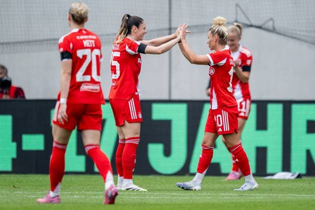 Sarah Zadrazil (FC Bayern Muenchen Frauen, 25) bejubelt mit Linda Dallmann (FC Bayern Muenchen Frauen, 10) deren Tor zum 2:0 GER, FC Bayern Muenchen Frauen vs. Real Madrid CF, Fussball, Frauen, Testspiel, Saison 2025 2026, 21.08.2025. (DFL DFB REGULATIONS PROHIBIT ANY USE OF PHOTOGRAPHS as IMAGE SEQUENCES and or QUASI-VIDEO). GER, FC Bayern Muenchen Frauen vs. Real Madrid CF, Fussball, Frauen, Testspiel, Saison 2025 2026, 21.08.2025. Muenchen Copyright: xEibner-Pressefoto HeikexFeinerx EP_HFR