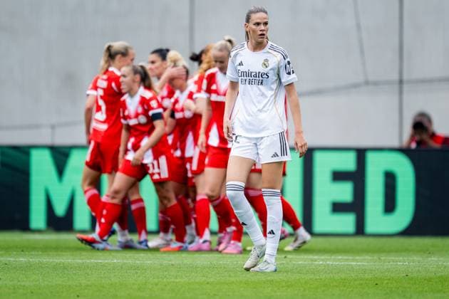Bella Astrid Christina Andersson (Real Madrid CF, 22) ist bedient nach zwei Gegentoren in der ersten Viertelstunde, im Hintergrund jubeln die Bayern GER, FC Bayern Muenchen Frauen vs. Real Madrid CF, Fussball, Frauen, Testspiel, Saison 2025 2026, 21.08.2025. (DFL DFB REGULATIONS PROHIBIT ANY USE OF PHOTOGRAPHS as IMAGE SEQUENCES and or QUASI-VIDEO). GER, FC Bayern Muenchen Frauen vs. Real Madrid CF, Fussball, Frauen, Testspiel, Saison 2025 2026, 21.08.2025. Muenchen Copyright: xEibner-Pressefoto HeikexFeinerx EP_HFR
