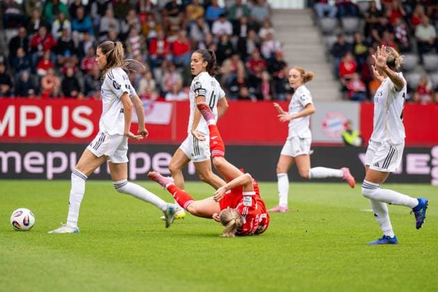 Andersson 22 (Real Madrid) foult Lea Schueller 11 (FC Bayern Muenchen Frauen), was zum Elfmeter fuehrt, FC Bayern Frauen Muenchen - Real Madrid, Google Pixel Frauenbundesliga, Freundschaftsspiel Testspiel, 21.08.25 DFB regulations prohibit any use of photographs as image sequences and or quasi-video. (kolbert-press) Muenchen Bayern Deutschland