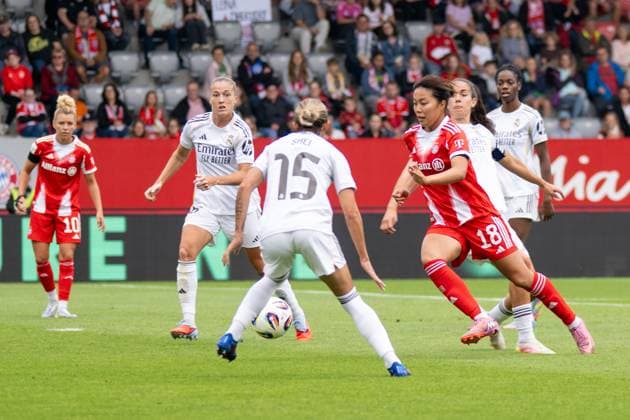 Shei 15 (Real Madrid), Momoko Tanikawa 18 (FC Bayern Muenchen Frauen) im Zweikampf, FC Bayern Frauen Muenchen - Real Madrid, Google Pixel Frauenbundesliga, Freundschaftsspiel Testspiel, 21.08.25 DFB regulations prohibit any use of photographs as image sequences and or quasi-video. (kolbert-press) Muenchen Bayern Deutschland