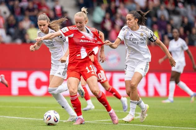 Andersson 22 (Real Madrid),Lea Schueller 11 (FC Bayern Muenchen Frauen), Rocio 4 (Real Madrid) zieht am Trikot, FC Bayern Frauen Muenchen - Real Madrid, Google Pixel Frauenbundesliga, Freundschaftsspiel Testspiel, 21.08.25 DFB regulations prohibit any use of photographs as image sequences and or quasi-video. (kolbert-press) Muenchen Bayern Deutschland