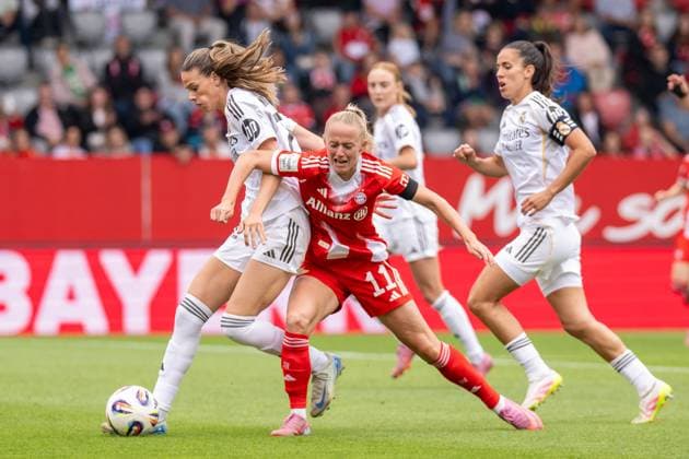 Andersson 22 (Real Madrid) foult Lea Schueller 11 (FC Bayern Muenchen Frauen), was zum Elfmeter fuehrt, FC Bayern Frauen Muenchen - Real Madrid, Google Pixel Frauenbundesliga, Freundschaftsspiel Testspiel, 21.08.25 DFB regulations prohibit any use of photographs as image sequences and or quasi-video. (kolbert-press) Muenchen Bayern Deutschland