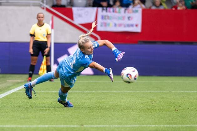 Frohms 13 (Real Madrid) beim Elfmeter, den Sie nicht halten wird, 1:0, Tor, FC Bayern Frauen Muenchen - Real Madrid, Google Pixel Frauenbundesliga, Freundschaftsspiel Testspiel, 21.08.25 DFB regulations prohibit any use of photographs as image sequences and or quasi-video. (kolbert-press) Muenchen Bayern Deutschland