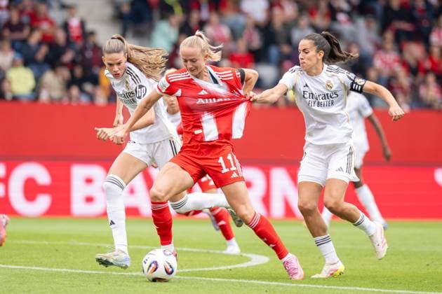Andersson 22 (Real Madrid),Lea Schueller 11 (FC Bayern Muenchen Frauen), Rocio 4 (Real Madrid) zieht am Trikot, FC Bayern Frauen Muenchen - Real Madrid, Google Pixel Frauenbundesliga, Freundschaftsspiel Testspiel, 21.08.25 DFB regulations prohibit any use of photographs as image sequences and or quasi-video. (kolbert-press) Muenchen Bayern Deutschland
