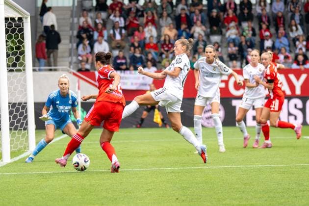 Frohms 13 (Real Madrid), Momoko Tanikawa 18 (FC Bayern Muenchen Frauen), Angedahl 16 (Real Madrid), FC Bayern Frauen Muenchen - Real Madrid, Google Pixel Frauenbundesliga, Freundschaftsspiel Testspiel, 21.08.25 DFB regulations prohibit any use of photographs as image sequences and or quasi-video. (kolbert-press) Muenchen Bayern Deutschland