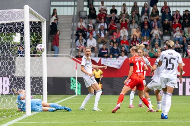 Frohms 13 (Real Madrid), kann den Ball nicht halten, 2:0, FC Bayern Frauen Muenchen - Real Madrid, Google Pixel Frauenbundesliga, Freundschaftsspiel Testspiel, 21.08.25 DFB regulations prohibit any use of photographs as image sequences and or quasi-video. (kolbert-press) Muenchen Bayern Deutschland