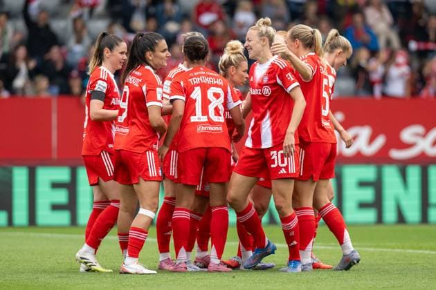 Torjubel Team FC Bayern Muenchen Frauen, FC Bayern Frauen Muenchen - Real Madrid, Google Pixel Frauenbundesliga, Freundschaftsspiel Testspiel, 21.08.25 DFB regulations prohibit any use of photographs as image sequences and or quasi-video. (kolbert-press) Muenchen Bayern Deutschland