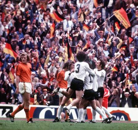 WORLD CUP FINAL 1974 WEST GERMANY V HOLLAND FRANZ BECKENBAUER AND GERMANY CELEBRATE VICTORY Copyright: xRogerxParkerx