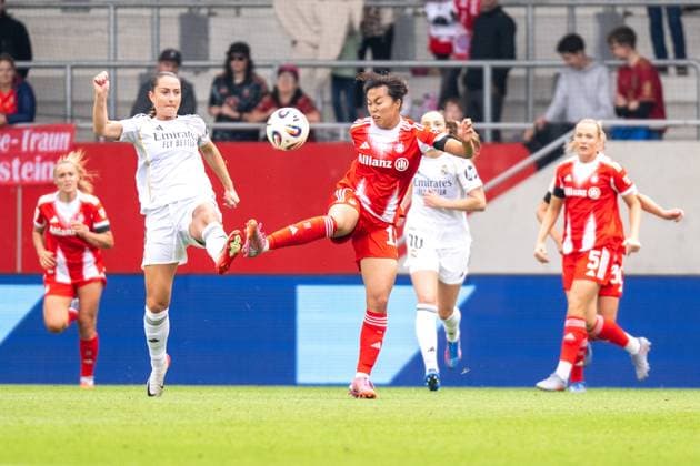 Momoko Tanikawa 18 (FC Bayern Muenchen Frauen) im Zweikampf, FC Bayern Frauen Muenchen - Real Madrid, Google Pixel Frauenbundesliga, Freundschaftsspiel Testspiel, 21.08.25 DFB regulations prohibit any use of photographs as image sequences and or quasi-video. (kolbert-press) Muenchen Bayern Deutschland