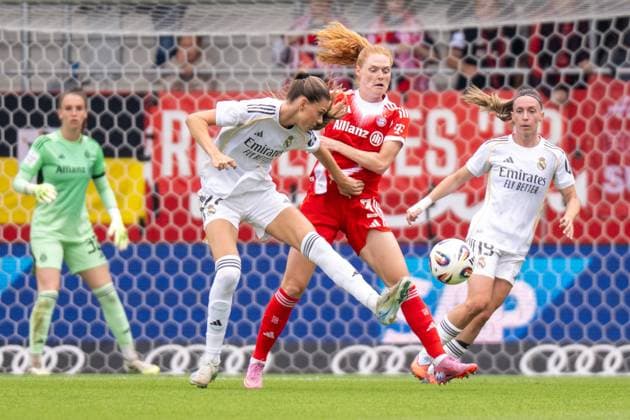 Andersson 22 (Real Madrid) im Zweikampf mit Stine Ballisager 3 (FC Bayern Muenchen Frauen), FC Bayern Frauen Muenchen - Real Madrid, Google Pixel Frauenbundesliga, Freundschaftsspiel Testspiel, 21.08.25 DFB regulations prohibit any use of photographs as image sequences and or quasi-video. (kolbert-press) Muenchen Bayern Deutschland