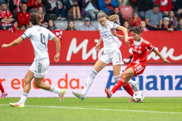 Andersson 22 (Real Madrid) im Zweikampf mit Momoko Tanikawa 18 (FC Bayern Muenchen Frauen), FC Bayern Frauen Muenchen - Real Madrid, Google Pixel Frauenbundesliga, Freundschaftsspiel Testspiel, 21.08.25 DFB regulations prohibit any use of photographs as image sequences and or quasi-video. (kolbert-press) Muenchen Bayern Deutschland