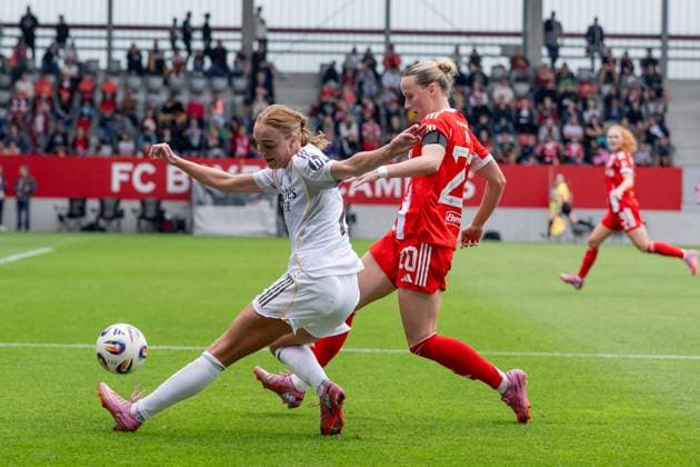 Kampf um den Ball Zweikampf zwischen Sara Rosted Holmgaard (Real Madrid CF, 21) und Franziska Kett (FC Bayern Muenchen Frauen, 20) GER, FC Bayern Muenchen Frauen vs. Real Madrid CF, Fussball, Frauen, Testspiel, Saison 2025 2026, 21.08.2025. (DFL DFB REGULATIONS PROHIBIT ANY USE OF PHOTOGRAPHS as IMAGE SEQUENCES and or QUASI-VIDEO). GER, FC Bayern Muenchen Frauen vs. Real Madrid CF, Fussball, Frauen, Testspiel, Saison 2025 2026, 21.08.2025. Muenchen Copyright: xEibner-Pressefoto HeikexFeinerx EP_HFR