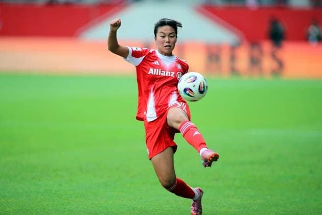 Fussball, Frauen, Testspiel, Saison 2025 2026, FC Bayern München - Real Madrid, Campus Momoko Tanikawa (FC Bayern München) nimmt einen Ball an