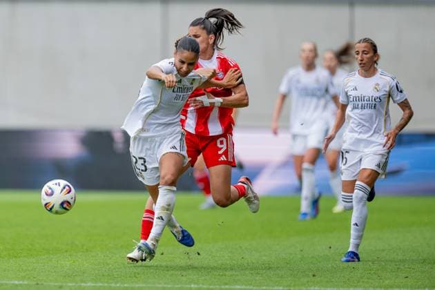 Kampf um den Ball Zweikampf zwischen Maelle Lakrar (Real Madrid CF, 23) und Jovana Damnjanovic (FC Bayern Muenchen Frauen, 09) GER, FC Bayern Muenchen Frauen vs. Real Madrid CF, Fussball, Frauen, Testspiel, Saison 2025 2026, 21.08.2025. (DFL DFB REGULATIONS PROHIBIT ANY USE OF PHOTOGRAPHS as IMAGE SEQUENCES and or QUASI-VIDEO). GER, FC Bayern Muenchen Frauen vs. Real Madrid CF, Fussball, Frauen, Testspiel, Saison 2025 2026, 21.08.2025. Muenchen Copyright: xEibner-Pressefoto HeikexFeinerx EP_HFR