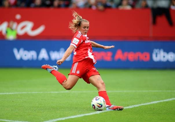 Fussball, Frauen, Testspiel, Saison 2025 2026, FC Bayern München - Real Madrid, Campus Georgia Stanway (FC Bayern München) bei einem Torschuss, Ball, Abschluss
