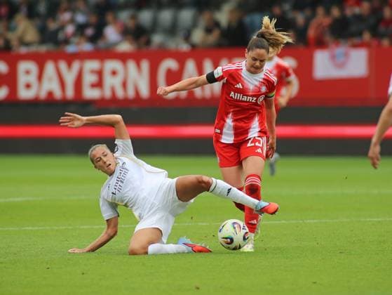 Fussball, Frauen, Testspiel, Saison 2025 2026, FC Bayern München - Real Madrid, Campus Ingrid Filippa Angeldahl (Real Madrid) (li.) mit Sarah Zadrazil (FC Bayern München) (re.) im Zweikampf um den Ball
