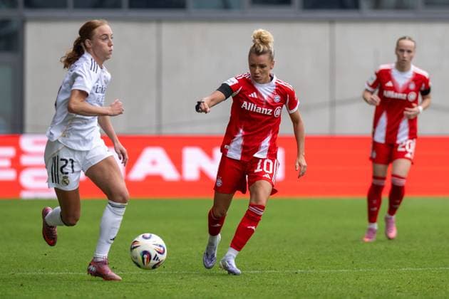 Holmgaard 21 (Real Madrid), im Zweikampf mit Linda Dallmann 10 (FC Bayern Muenchen Frauen), FC Bayern Frauen Muenchen - Real Madrid, Google Pixel Frauenbundesliga, Freundschaftsspiel Testspiel, 21.08.25 DFB regulations prohibit any use of photographs as image sequences and or quasi-video. (kolbert-press) Muenchen Bayern Deutschland