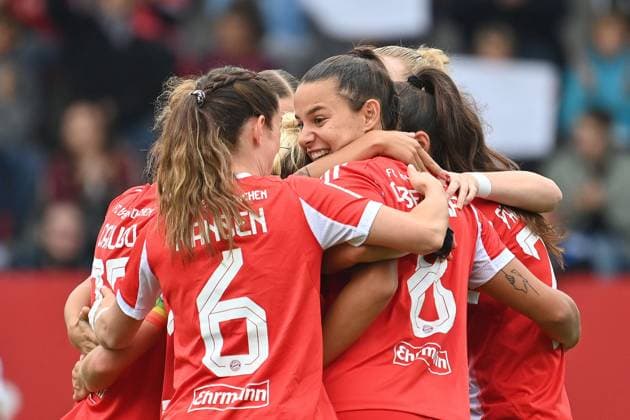 kollektiver Torjubel mit Lena OBERDORF (FCB), Aktion,Jubel,Freude,Begeisterung, Fussball Testspiel FC Bayern Muenchen Frauen - Real Madrid am 21.08.2025 FC Bayern Campus. Fussball 1. Bundesliga,Saison 2024 2025.