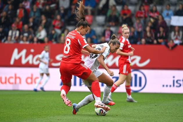 Lena OBERDORF (FCB), Aktion,Zweikampf Fussball Testspiel FC Bayern Muenchen Frauen - Real Madrid am 21.08.2025 FC Bayern Campus. Fussball 1. Bundesliga,Saison 2024 2025.