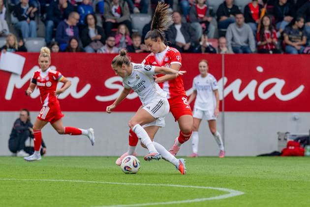 Kampf um den Ball Zweikampf zwischen Ingrid Filippa Angeldahl (Real Madrid CF, 16) und Lena Oberdorf (FC Bayern Muenchen Frauen, 08), im Hintergrund der Schriftzug Mia san mia GER, FC Bayern Muenchen Frauen vs. Real Madrid CF, Fussball, Frauen, Testspiel, Saison 2025 2026, 21.08.2025. (DFL DFB REGULATIONS PROHIBIT ANY USE OF PHOTOGRAPHS as IMAGE SEQUENCES and or QUASI-VIDEO). GER, FC Bayern Muenchen Frauen vs. Real Madrid CF, Fussball, Frauen, Testspiel, Saison 2025 2026, 21.08.2025. Muenchen Copyright: xEibner-Pressefoto HeikexFeinerx EP_HFR