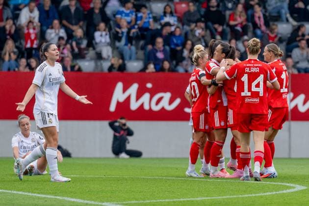 Die Muenchnerinnen bejubeln mit Natalia Padilla Bidas (FC Bayern Muenchen Frauen, 23) deren Tor zum 4:1, Maria Mendez (Real Madrid CF, 14) links ist bedient und aergert sich GER, FC Bayern Muenchen Frauen vs. Real Madrid CF, Fussball, Frauen, Testspiel, Saison 2025 2026, 21.08.2025. (DFL DFB REGULATIONS PROHIBIT ANY USE OF PHOTOGRAPHS as IMAGE SEQUENCES and or QUASI-VIDEO). GER, FC Bayern Muenchen Frauen vs. Real Madrid CF, Fussball, Frauen, Testspiel, Saison 2025 2026, 21.08.2025. Muenchen Copyright: xEibner-Pressefoto HeikexFeinerx EP_HFR