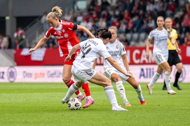 Lea Schueller 11 (FC Bayern Muenchen Frauen) im Zweikampf mit M. Mendez 14 (Real Madrid), FC Bayern Frauen Muenchen - Real Madrid, Google Pixel Frauenbundesliga, Freundschaftsspiel Testspiel, 21.08.25 DFB regulations prohibit any use of photographs as image sequences and or quasi-video. (kolbert-press) Muenchen Bayern Deutschland